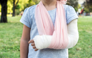 Little kid with broken hand and cast