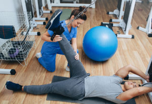 Kinesitherapist treats patient with herniated disc injury in atlanta